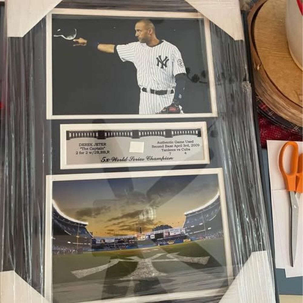 NEW YORK YANKEES #2 DEREK JETER TRIBUTE PHOTO Framed 14 by 20